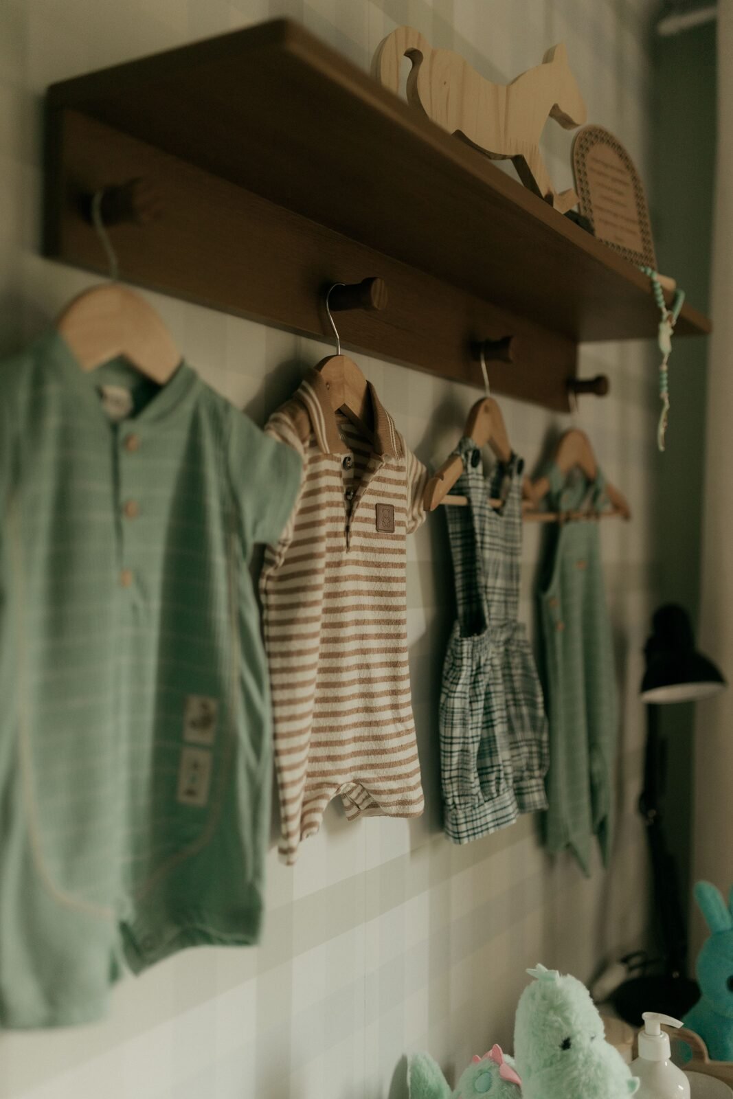 Vêtements de bébé suspendus sur des cintres dans une chambre douce