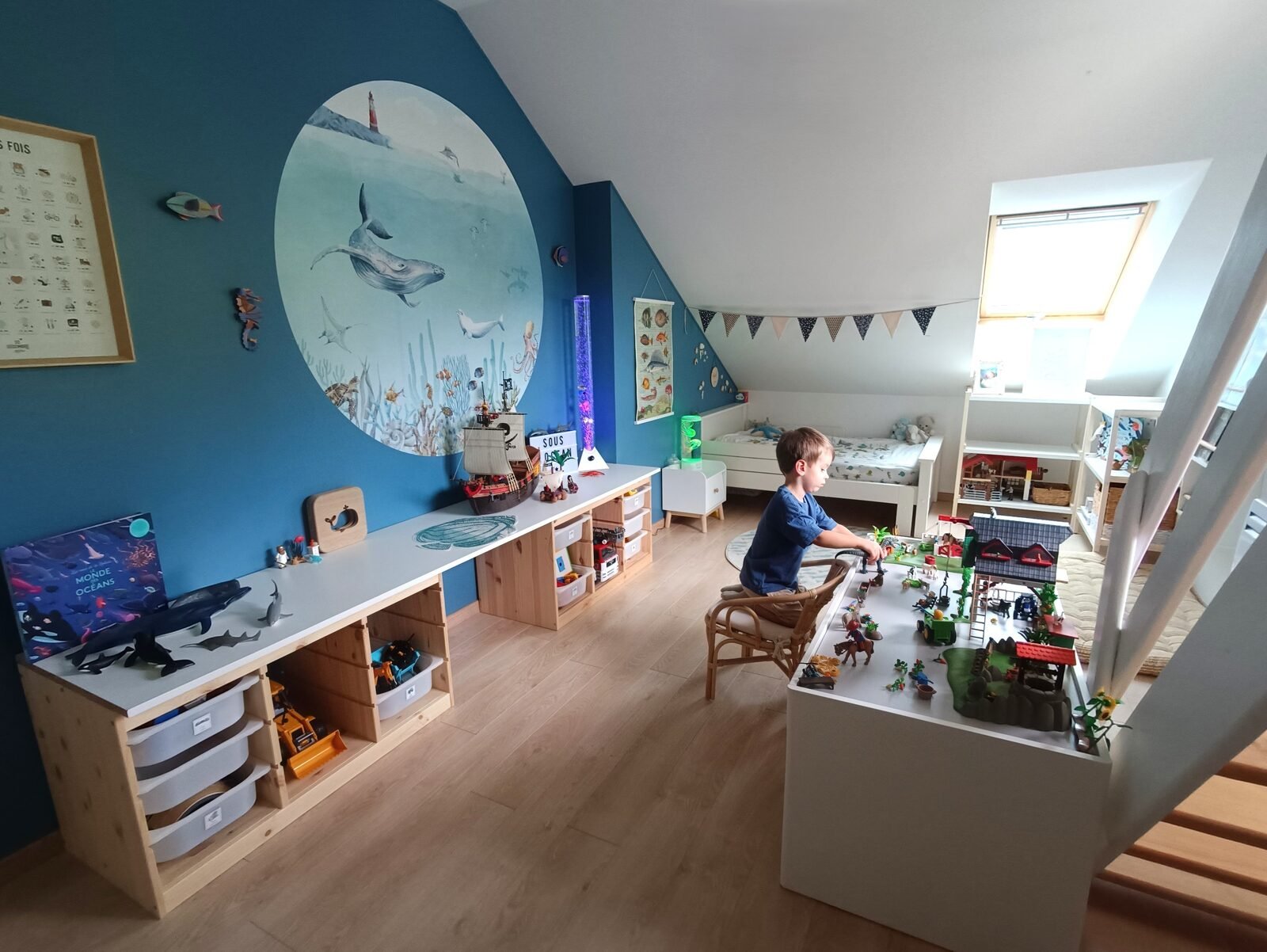 Chambre d’enfant rangée et adaptée à sa hauteur