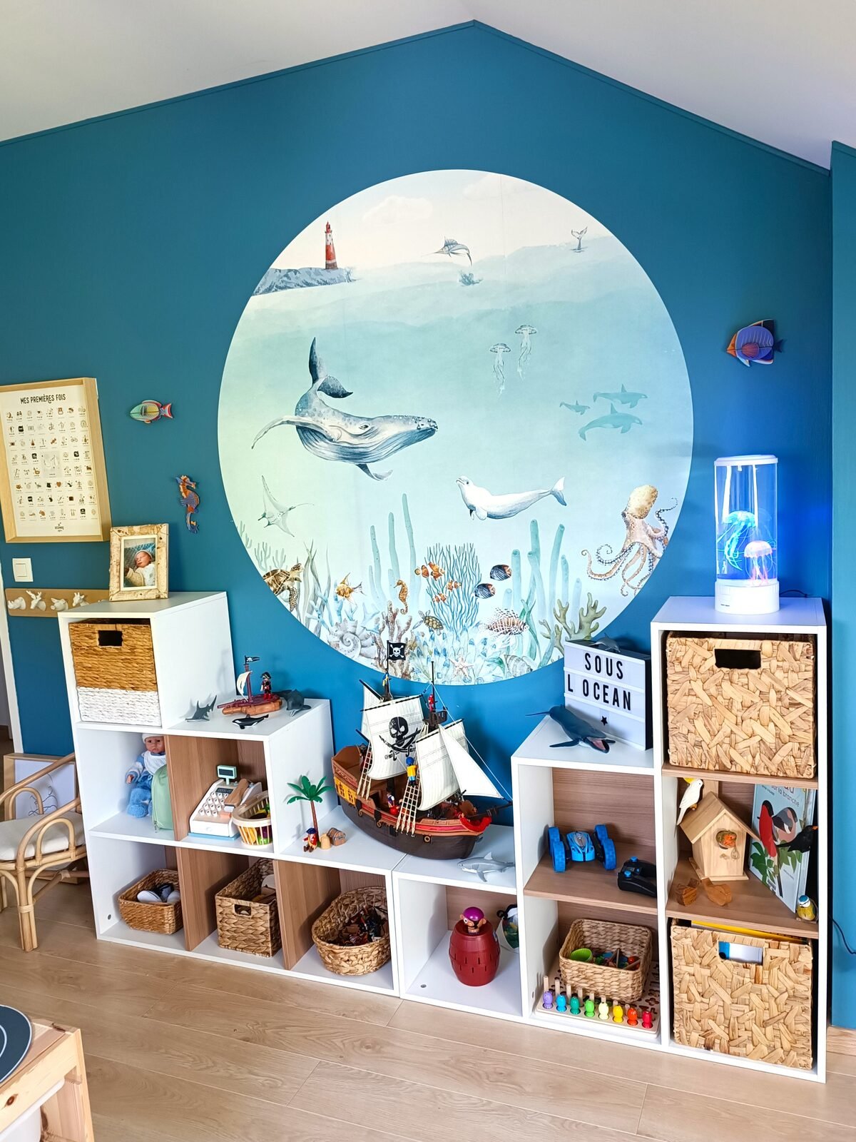 Casiers de rangement à hauteur d’enfant dans une chambre
