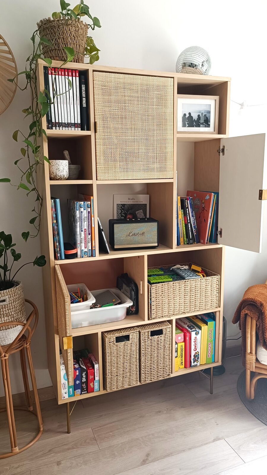 Coin jeux d’enfants organisé dans un salon, jouets rangés par catégories