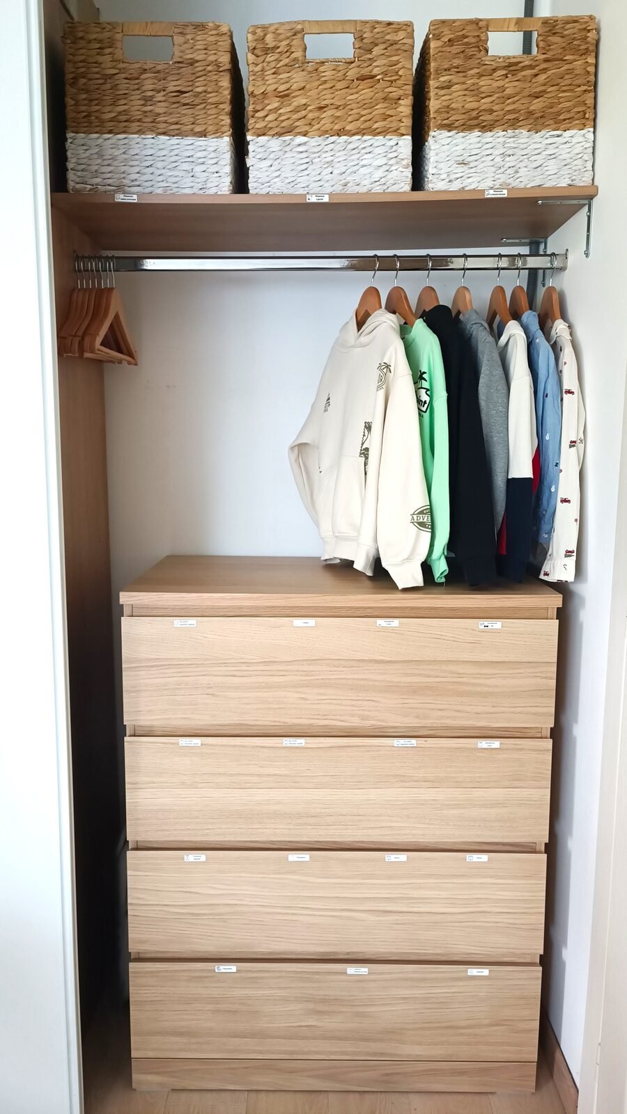 Dressing d’enfant trié par catégories après une mission AURA HOME