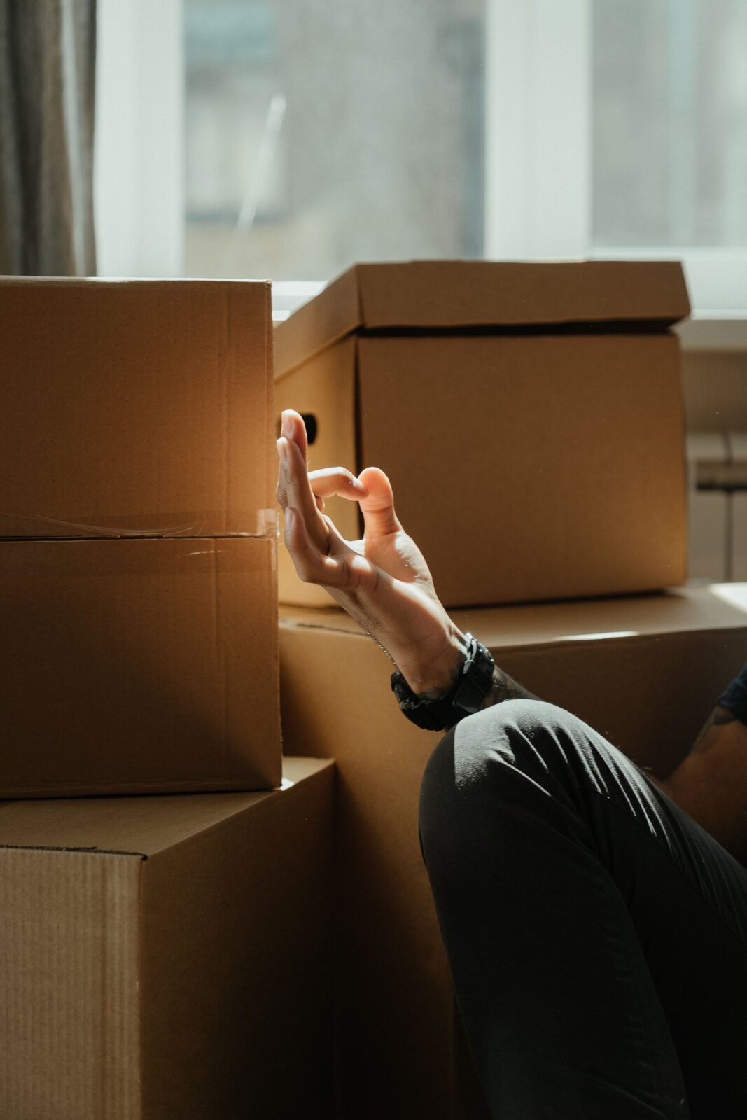 Pièce en cours d’emménagement avec cartons prêts à être triés