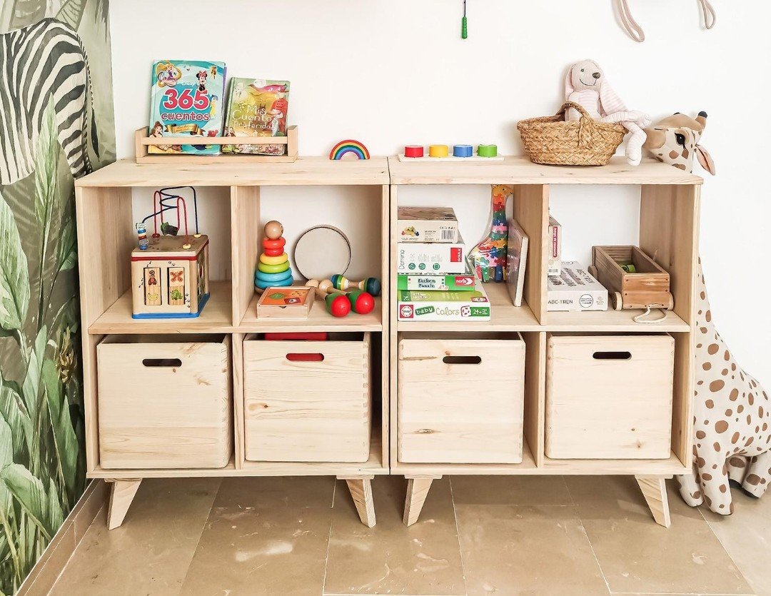 Meuble bas en bois avec caisses de jouets rangées, accessible aux enfants