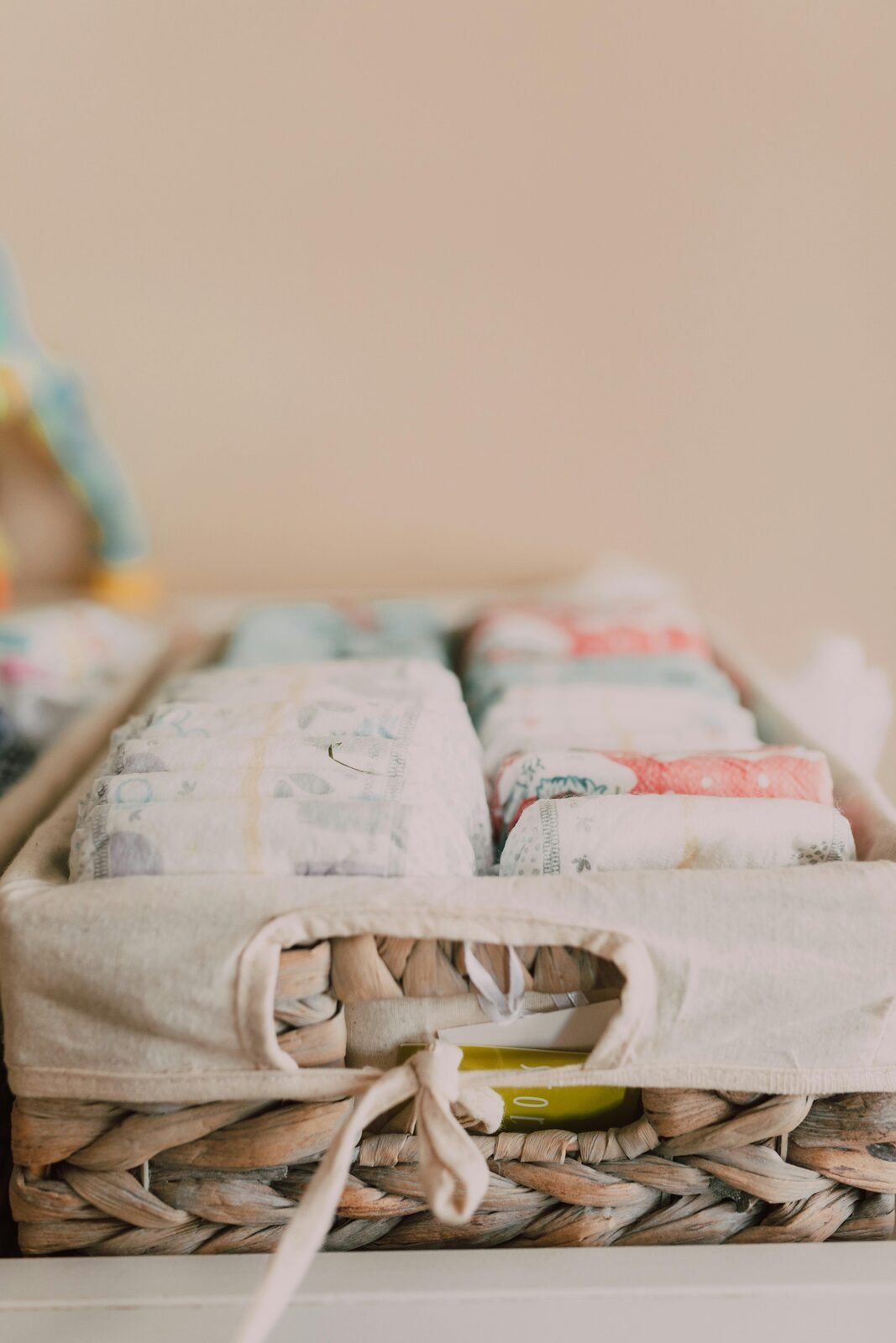 Panier à couches et affaires de bébé organisés