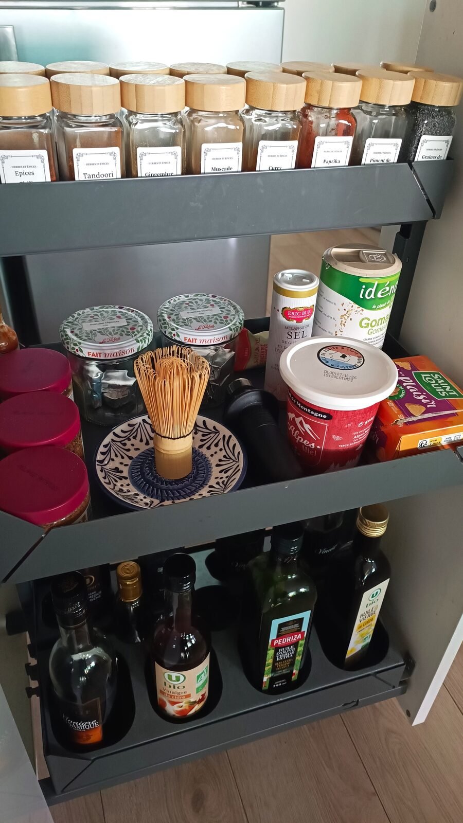 Placard à condiments trié et étiqueté après une mission AURA HOME