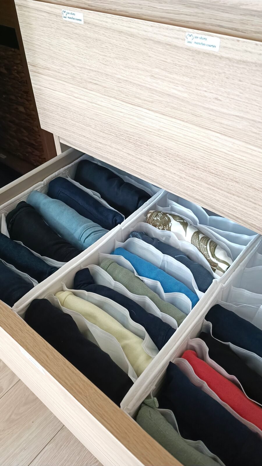 Pantalons et shorts d’enfant pliés et rangés verticalement