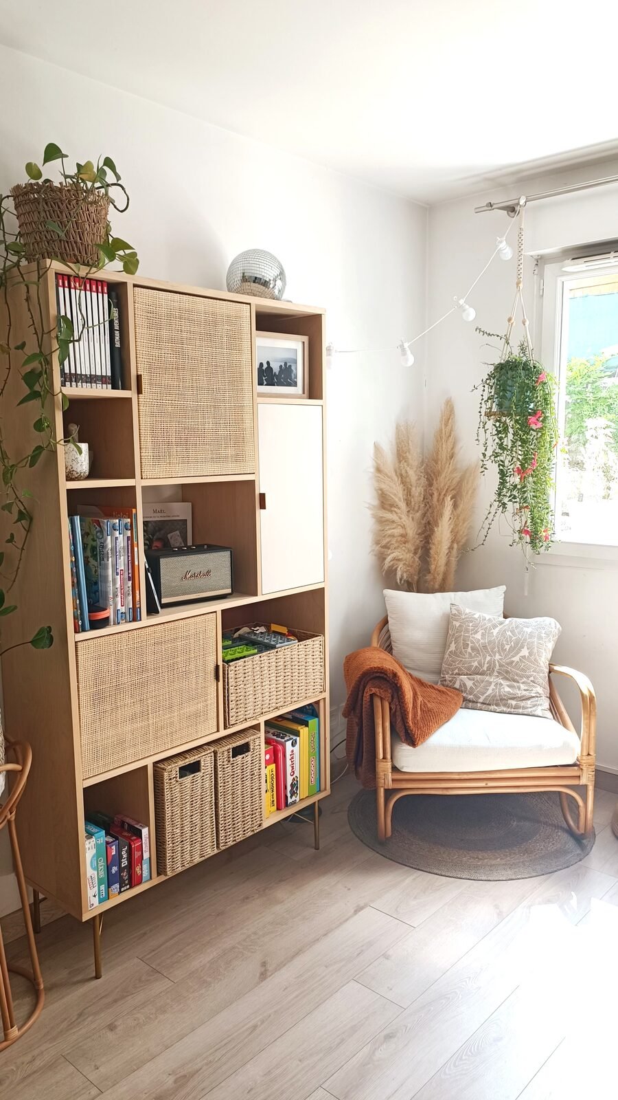 Armoire de jeux organisée dans un salon